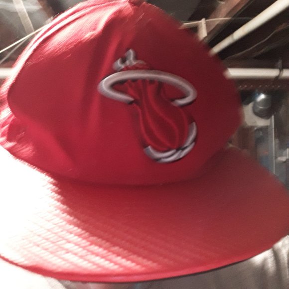 MIAMI HEAT FITTED NEW ERA HAT WITH STICKER IN EXCELLENT CONDITION  - SIZE 7- 3/4 - Picture 1 of 7